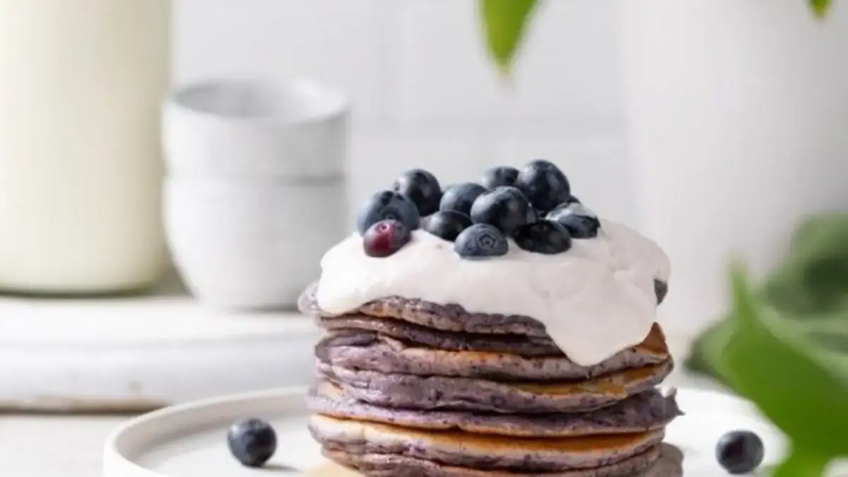 Resep Pancake Ubi Jalar Ungu dengan Topping Yogurt yang Segar