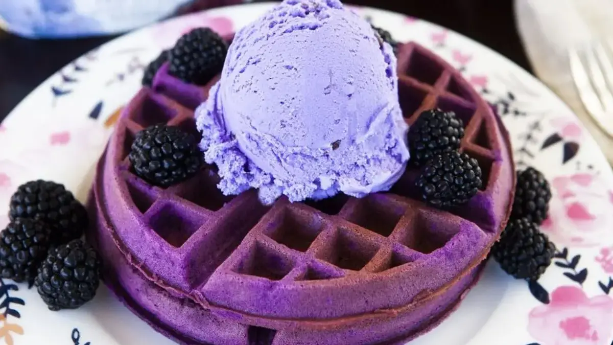 Resep Waffle Ubi Jalar Ungu Renyah dan Lembut dengan Taburan Gula Halus