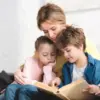 Membacakan Buku Sejak Bayi Bikin Anak Cepat Bicara, Hindari Gadget Ya Dulu!