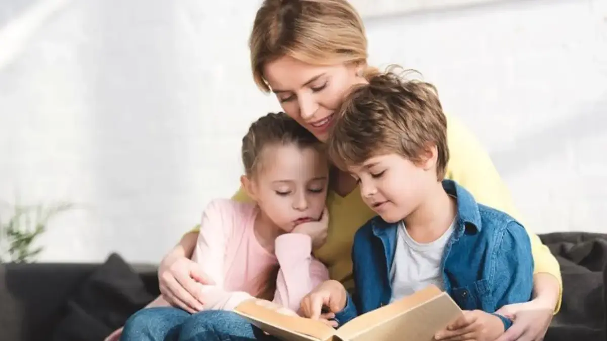 Membacakan Buku Sejak Bayi Bikin Anak Cepat Bicara, Hindari Gadget Ya Dulu!