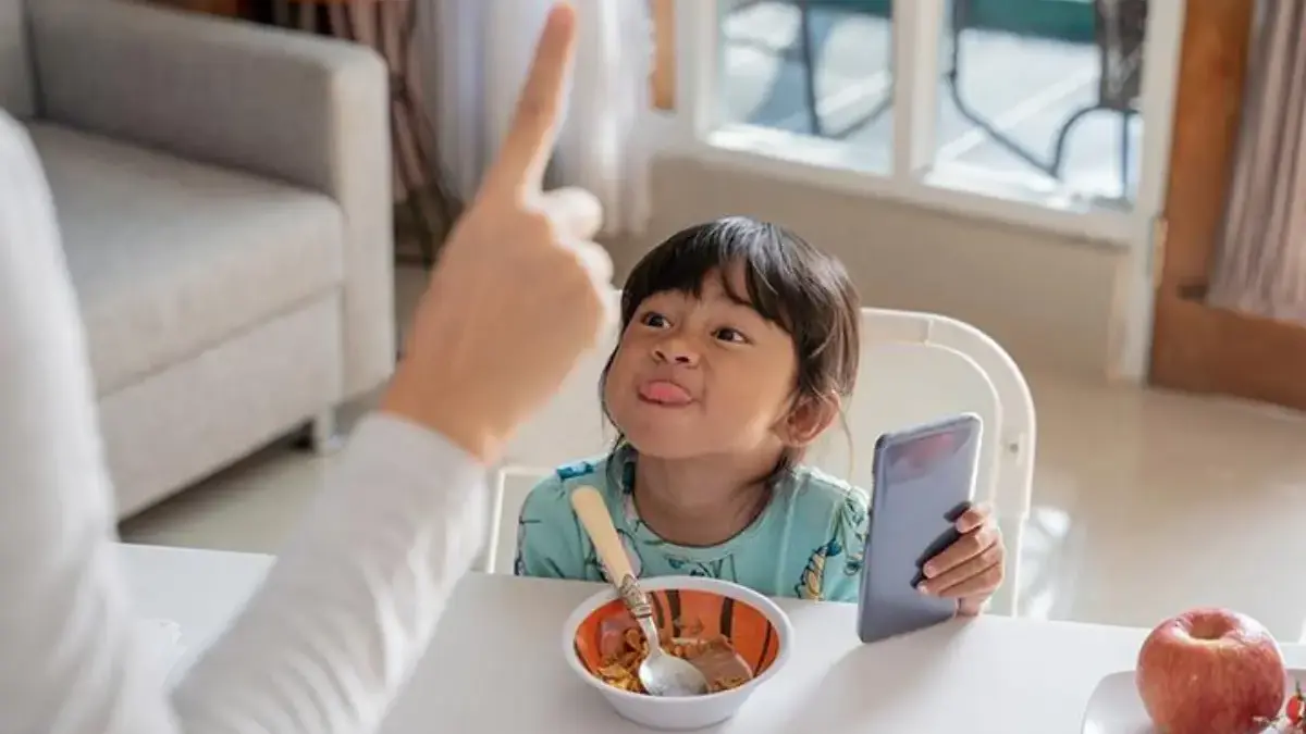 5 Cara Mendidik Anak di Era Digital: Jangan Cuma Larang, Tapi Dampingi