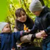 Anak Jarang Main di Luar Rumah? Saatnya Kenalkan Parenting Berbasis Alam