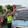 Sambut Hari Kemerdekaan RI, Satlantas Cirebon Kota Bagikan Benderan Merah Putih kepada Pengendara yang Lewat