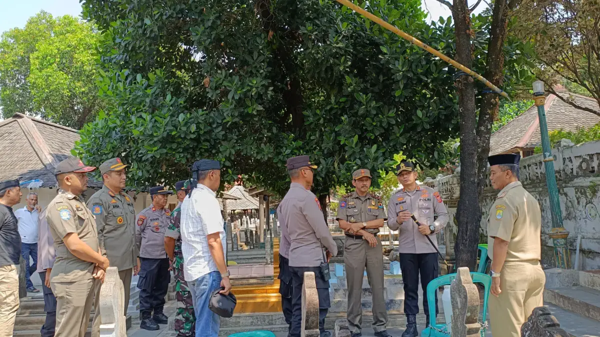 Makam Sunan Gunung Jati Dibersihkan dari Pengemis dan Gelandangan