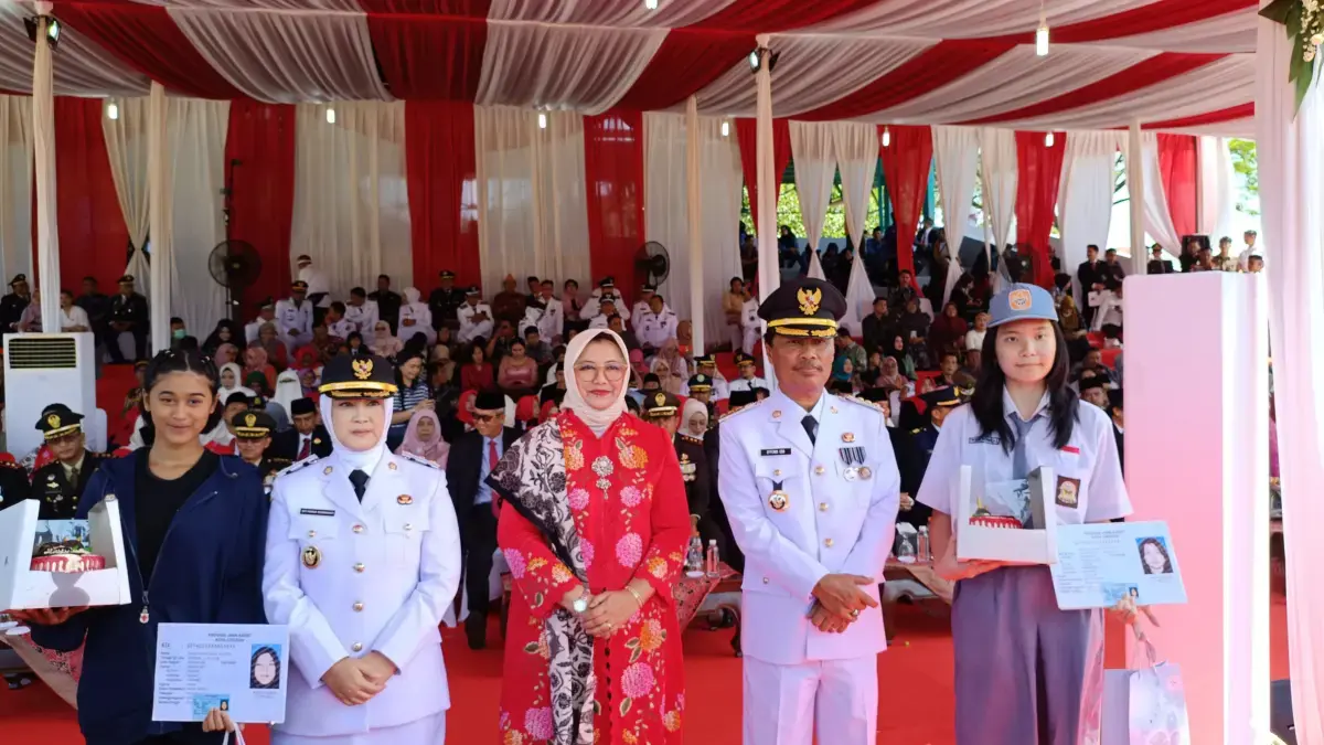 Dua Remaja Dapat Kejutan Ulang Tahun di Tengah Upacara HUT RI ke-80 di Kota Cirebon