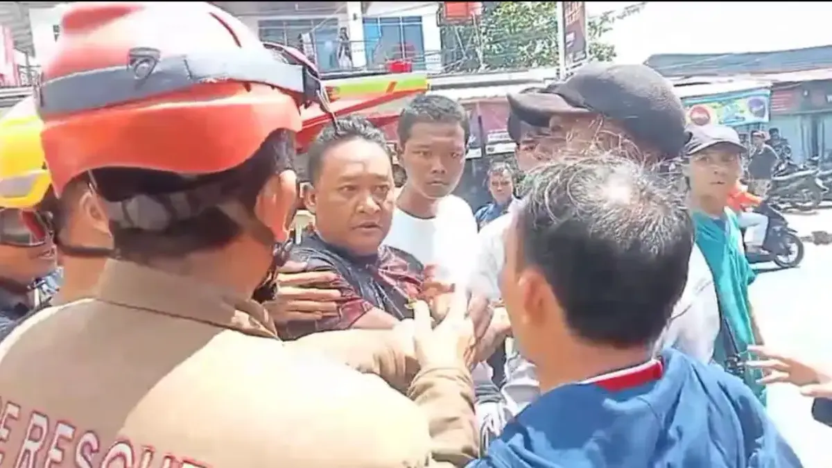 Petugas Damkar Kota Cirebon Diadang dan Dipiting Warga Saat Padamkan Api di Jalan Evakuasi