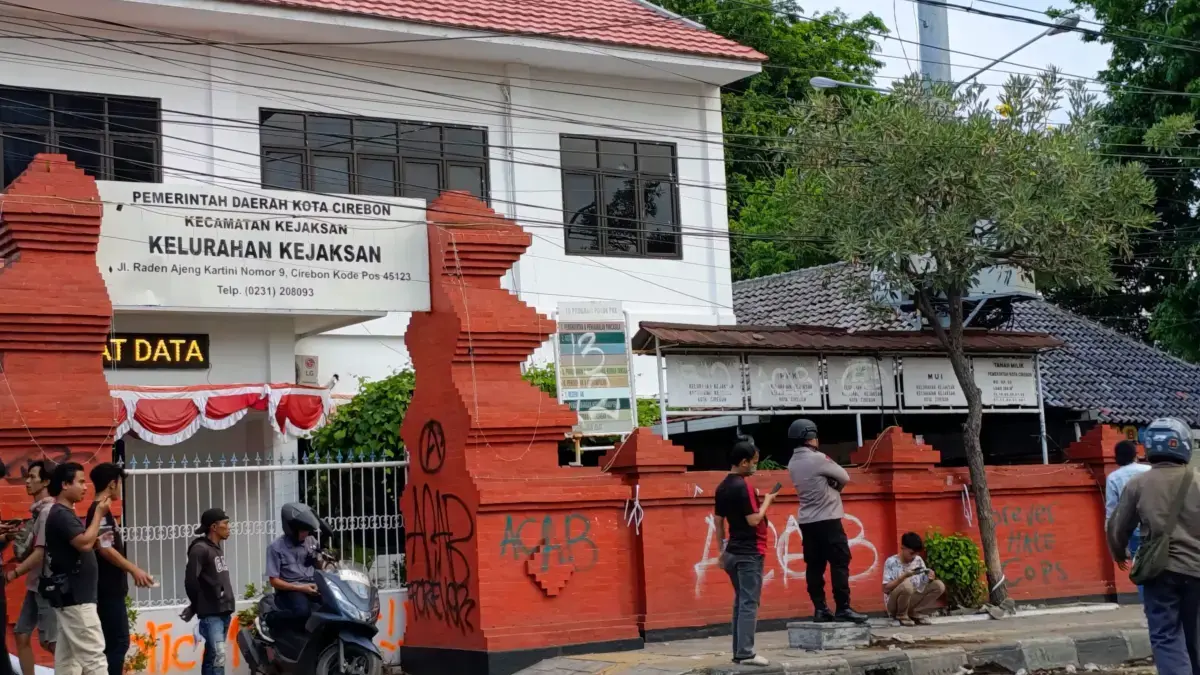 Lingkungan Jalan Kartini Samping Masjid At-Taqwa Cirebon Berantakan Pasca Demo Ricuh