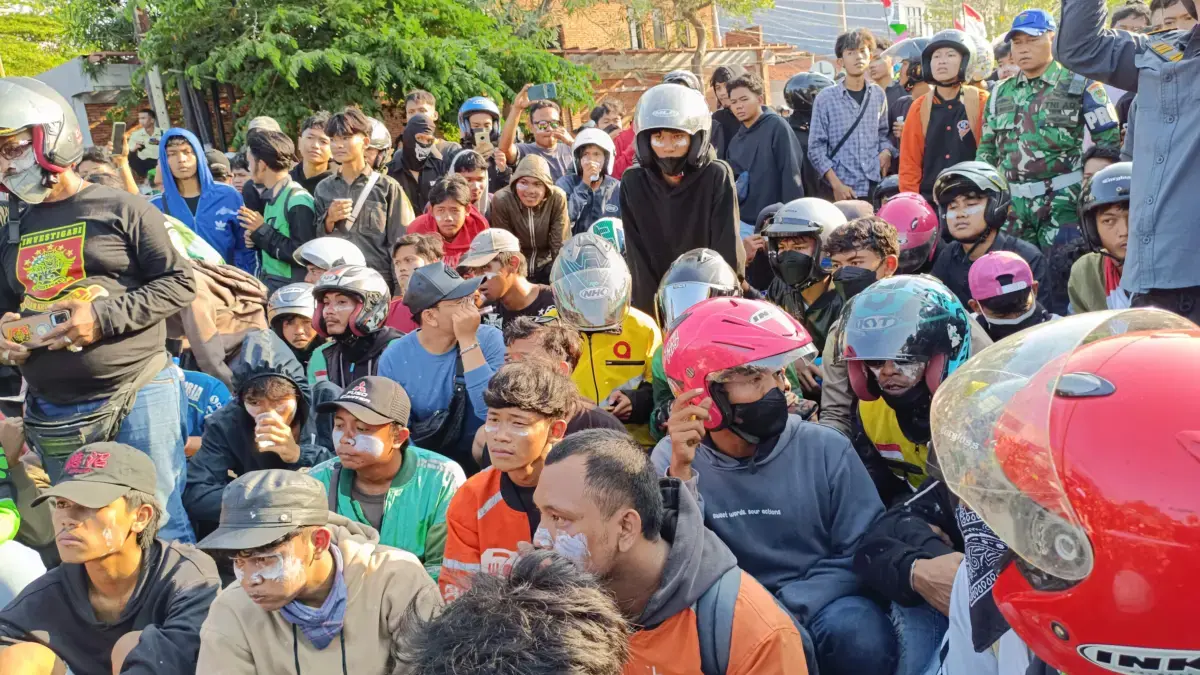 Jalan Kartini Arah KS Tubun Lumpuh Total Akibat Demo