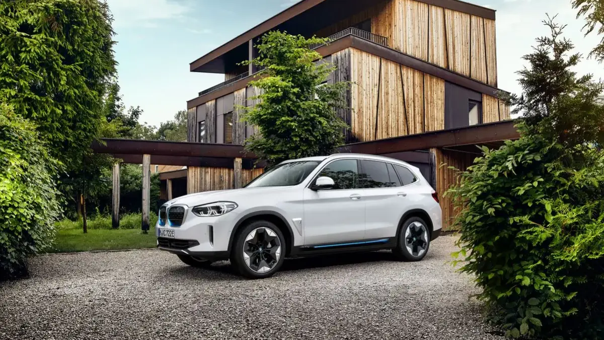 Teknologi Konektivitas Canggih di BMW iX3
