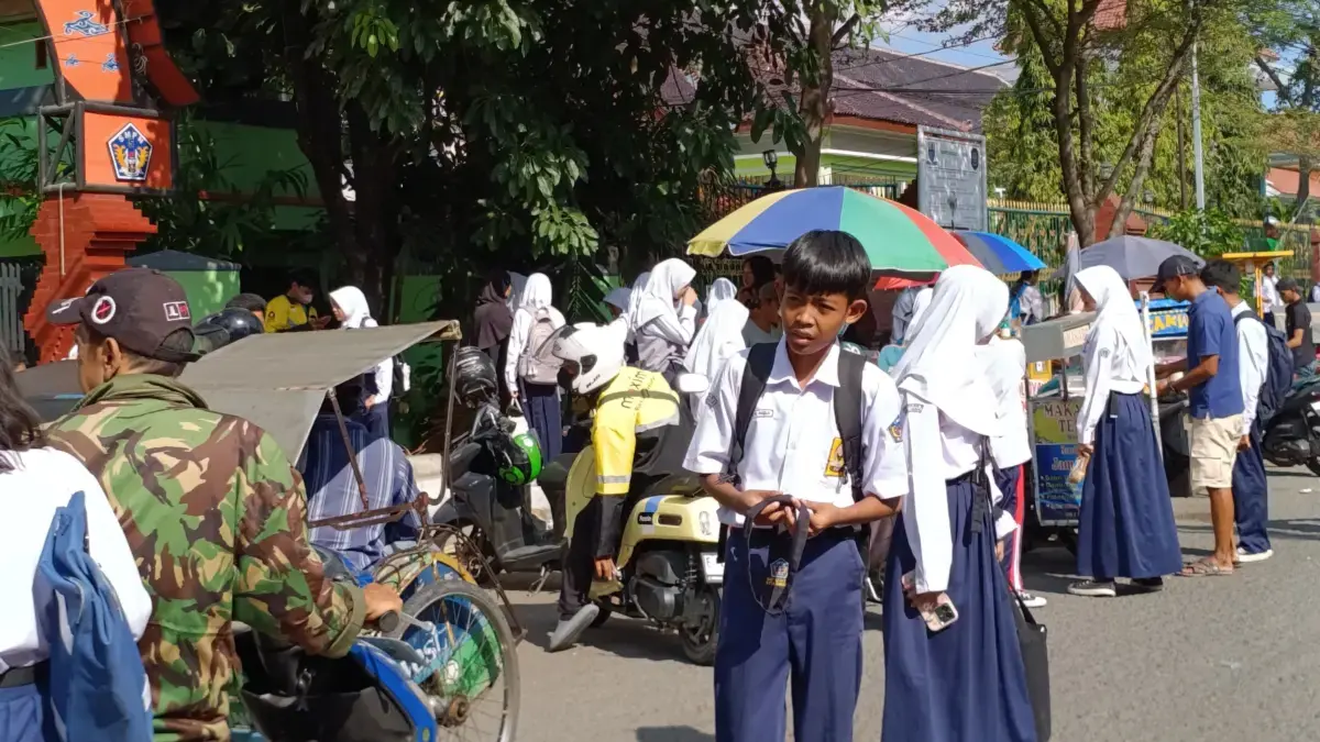 Dewan Pendidikan Cirebon Desak Walikota Susun Peraturan Walikota Tentang Pembelian Seragam Sekolah