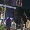 Taman Depan Barkowil akan Dipercantik, Reklame Mulai Dibongkar Satpol PP Kota Cirebon