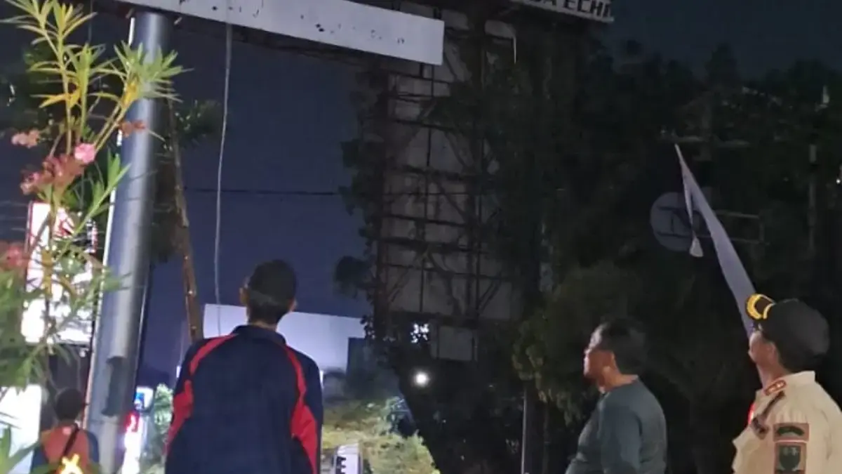 Taman Depan Barkowil akan Dipercantik, Reklame Mulai Dibongkar Satpol PP Kota Cirebon