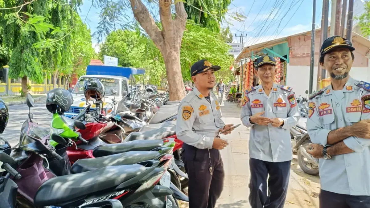 Larangan KDM Pelajar Bawa Motor Berlaku, Trotoar Jalan Perjuangan Cirebon Jadi Parkiran Liar