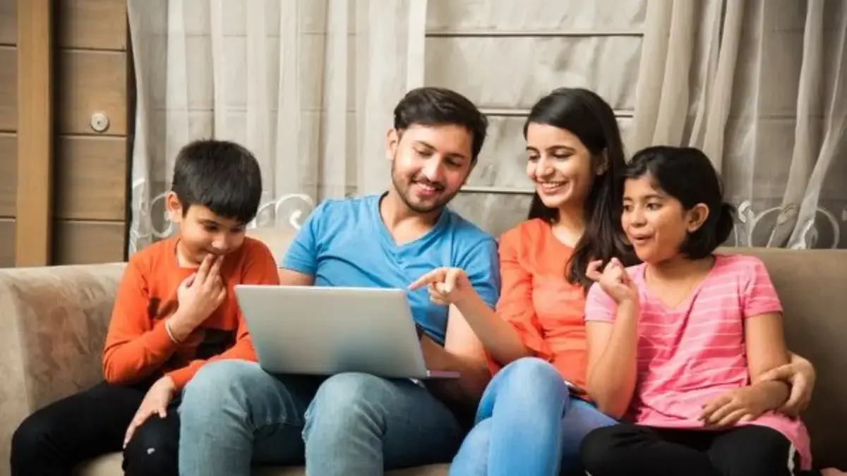 Gen Z Nggak Bisa Diatur? Yuk Kenali Cara Asuh yang Tepat di Era Digital
