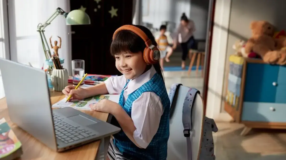 5 Tips Bijak Mengenalkan Gadget pada Anak agar Tetap Sehat dan Cerdas