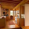 5 Warna Ajaib yang Bikin Meja Dapur Kayu Klasik Makin Estetik dan Timeless!