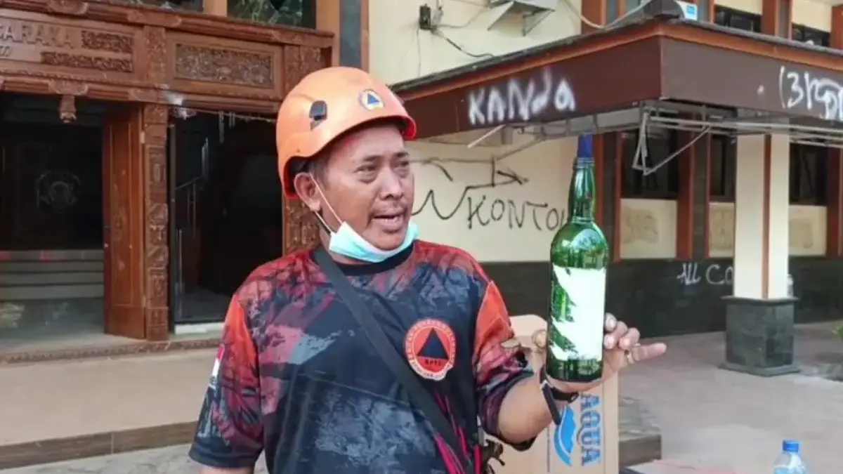 Botol Diduga Bom Molotov Ditemukan di Kantor DPRD Kabupaten Cirebon