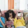 Dilema Orang Tua: Kapan Waktu Terbaik Memberikan Ponsel Pertama untuk Anak?