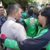 Dukung Keamanan Kota, Komunitas Ojol Kota Cirebon Bagikan Mawar kepada TNI-Polri dan Pejabat Daerah