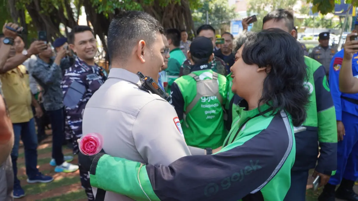 Dukung Keamanan Kota, Komunitas Ojol Kota Cirebon Bagikan Mawar kepada TNI-Polri dan Pejabat Daerah