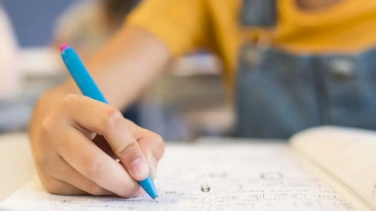 Graphology: Seni Baca Tulisan Tangan Anak yang Bisa Jadi Kunci Pola Asuh Tepat