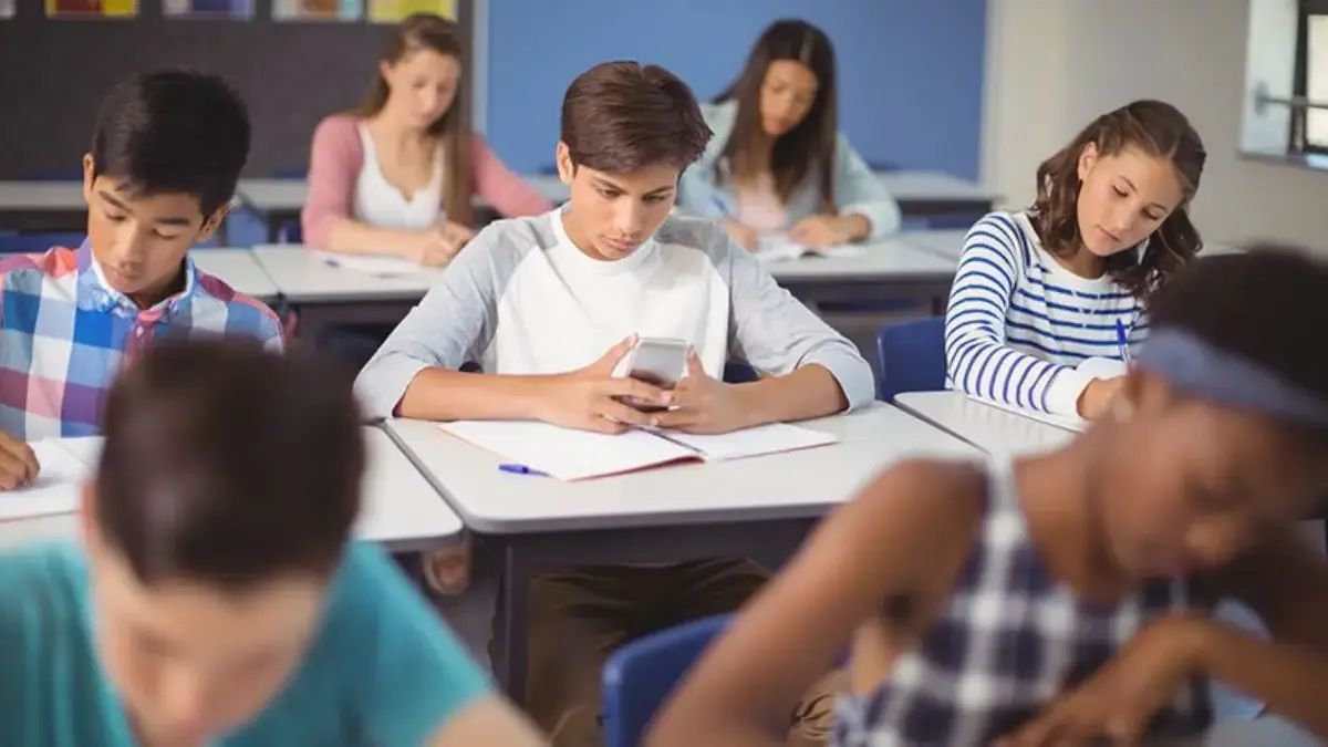 Tantangan Guru dan Dosen Menghadapi Distraksi Media Sosial di Kelas