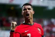 Pesepak Bola dengan Caps Internasional Terbanyak