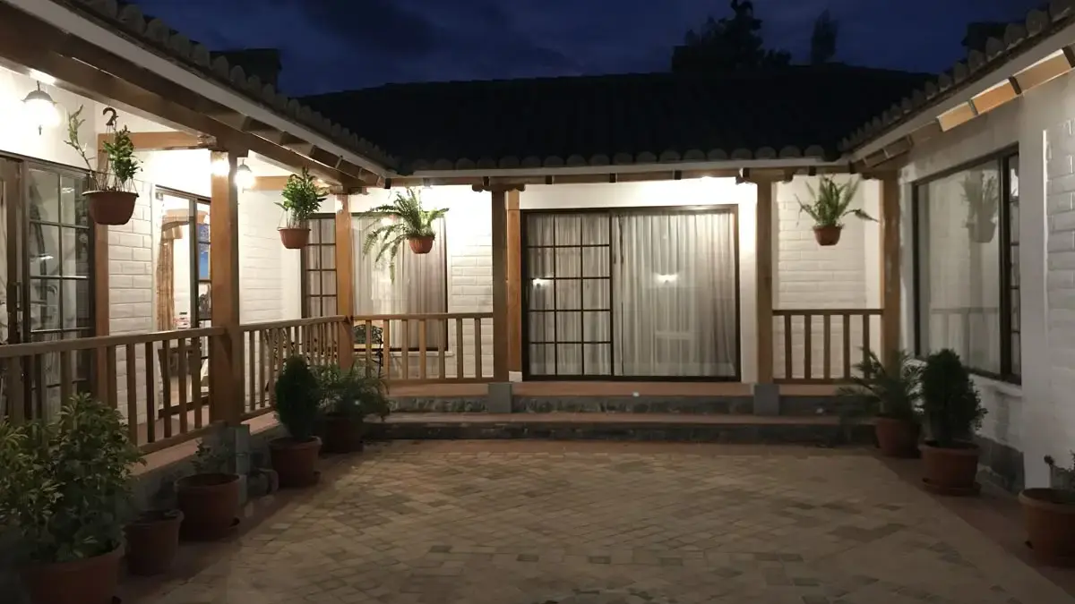5 Model Dak Rumah Kampung Modern 2025 yang Bikin Hunian Tradisional Tampak Kekinian!