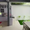 Inspirasi Desain Dapur Belakang Minimalis dengan Lampu Gantung yang Estetik 