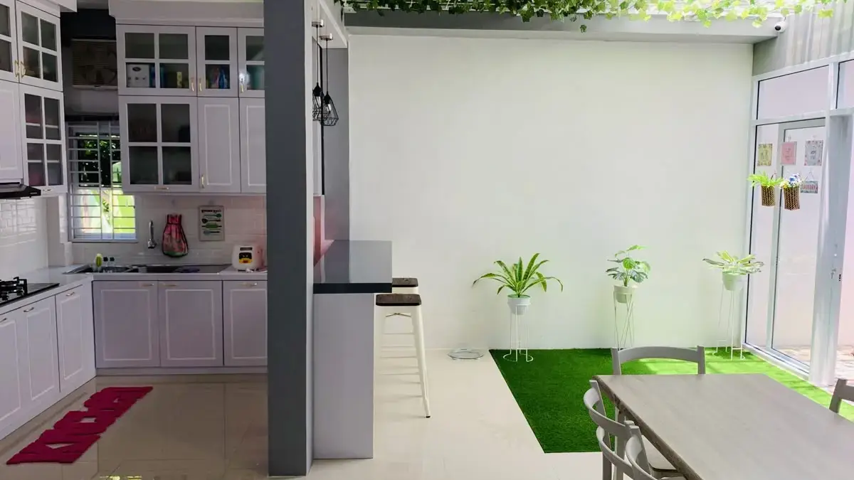 Inspirasi Desain Dapur Belakang Minimalis dengan Lampu Gantung yang Estetik 