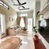 Ide Dekorasi Ruang Tamu dengan Lampu Gantung untuk Menciptakan Nuansa Elegan dan Hangat di Rumah