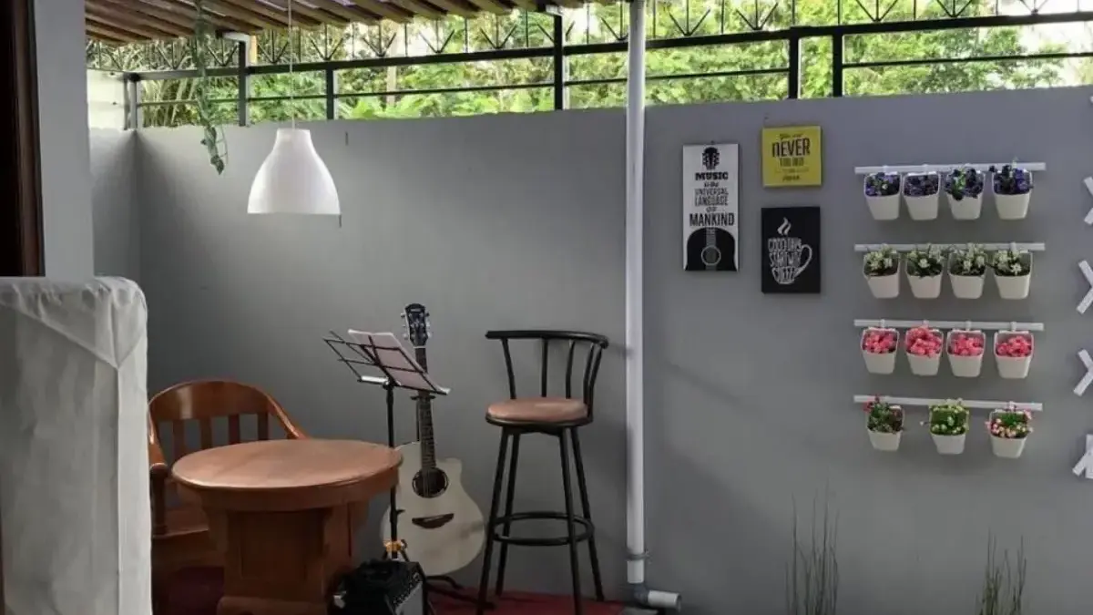 Inspirasi Desain Teras Rumah Bergaya Industrial dengan Beton dan Logam