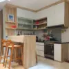 Inspirasi Desain Dapur Belakang Minimalis dengan Area Bar Mini 