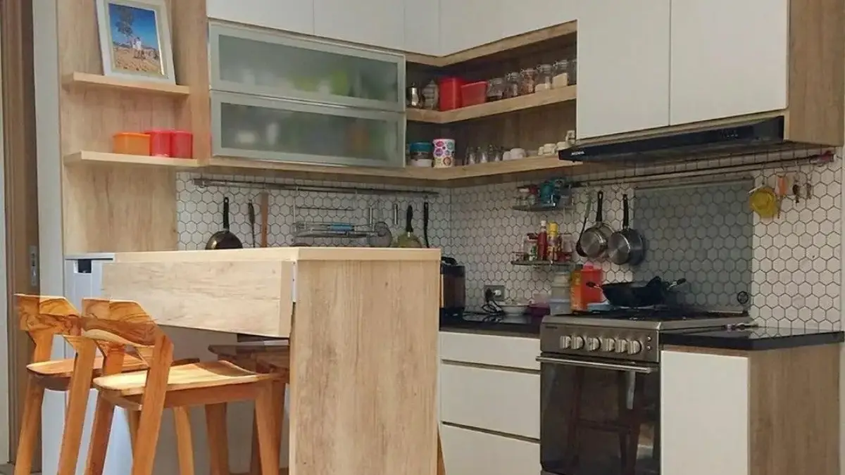 Inspirasi Desain Dapur Belakang Minimalis dengan Area Bar Mini 