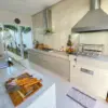 Inspirasi Dapur Belakang Rumah Minimalis dengan Peralatan Modern 