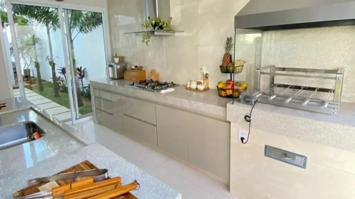 Inspirasi Dapur Belakang Rumah Minimalis dengan Peralatan Modern 