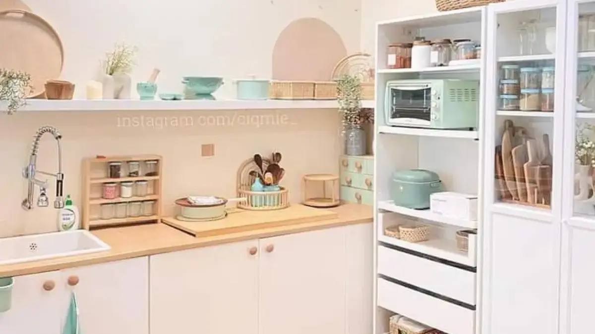 Inspirasi Konsep Dapur Belakang Rumah Minimalis dengan Sentuhan Warna Pastel 