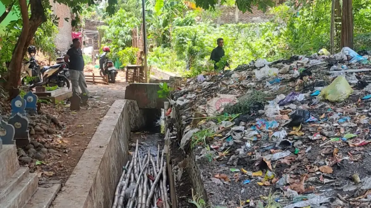 Jalan Sempit Jadi Kendala Pengerukan DLH Kota Cirebon Respons Keluhan Warga soal Tumpukan Sampah di Wanacala