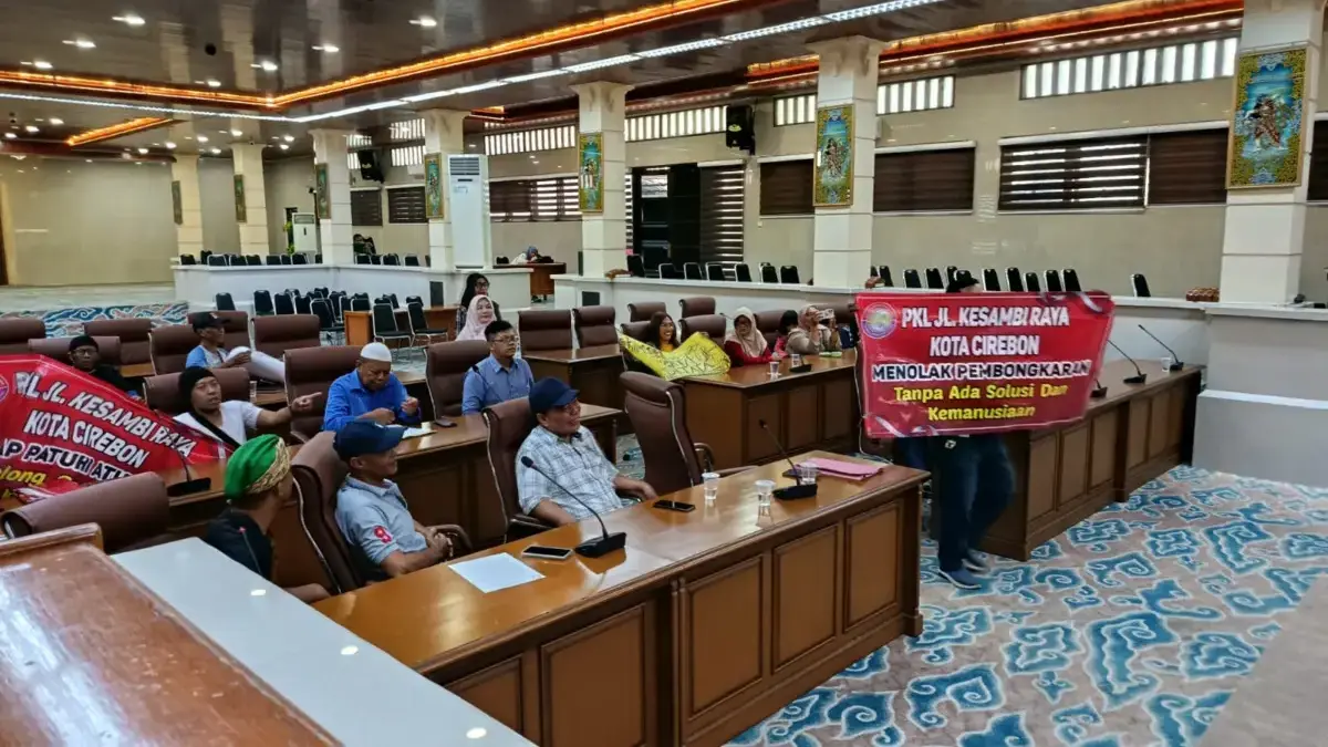 Tak Mau Ditertibkan Tanpa Solusi, PKL Jalan Kesambi Datangi Gedung DPRD Kota Cirebon