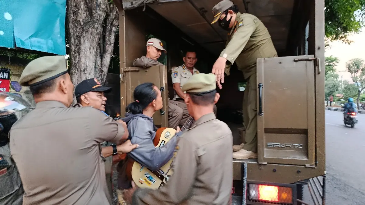 Satpol PP Kota Cirebon Tindak PGOT dan Pedagang Liar di Persimpangan