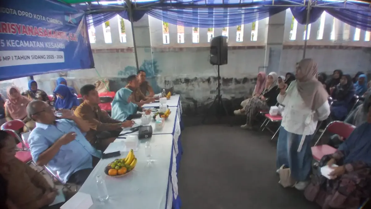 Wakil Ketua F-Demokrat Persatuan Endah Arisyanasakanti Ikut Sosialisasikan 5 SPM Posyandu DPRD kota Cirebon