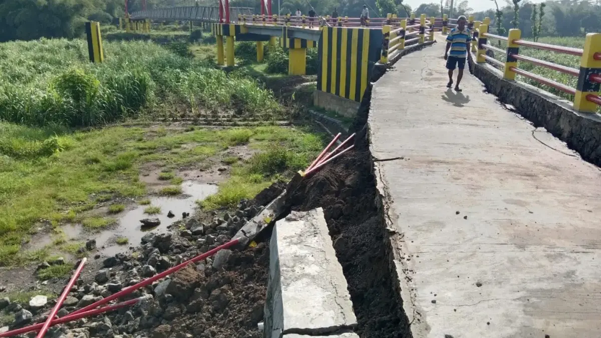 Baru Tiga Bulan Diresmikan, Jembatan Gantung Rp13 Miliar Ambrol Baru Tiga Bulan Diresmikan, Jembatan Gantung Rp13 Miliar Ambrol