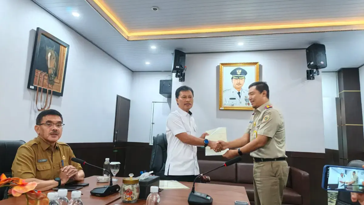 Pemkot Cirebon Terima Tiga Sertifikat Aset, Stadion Bima Siap Ditawarkan kepada Investor Pemkot Cirebon Terima Tiga Sertifikat Aset, Stadion Bima Siap Ditawarkan kepada Investor